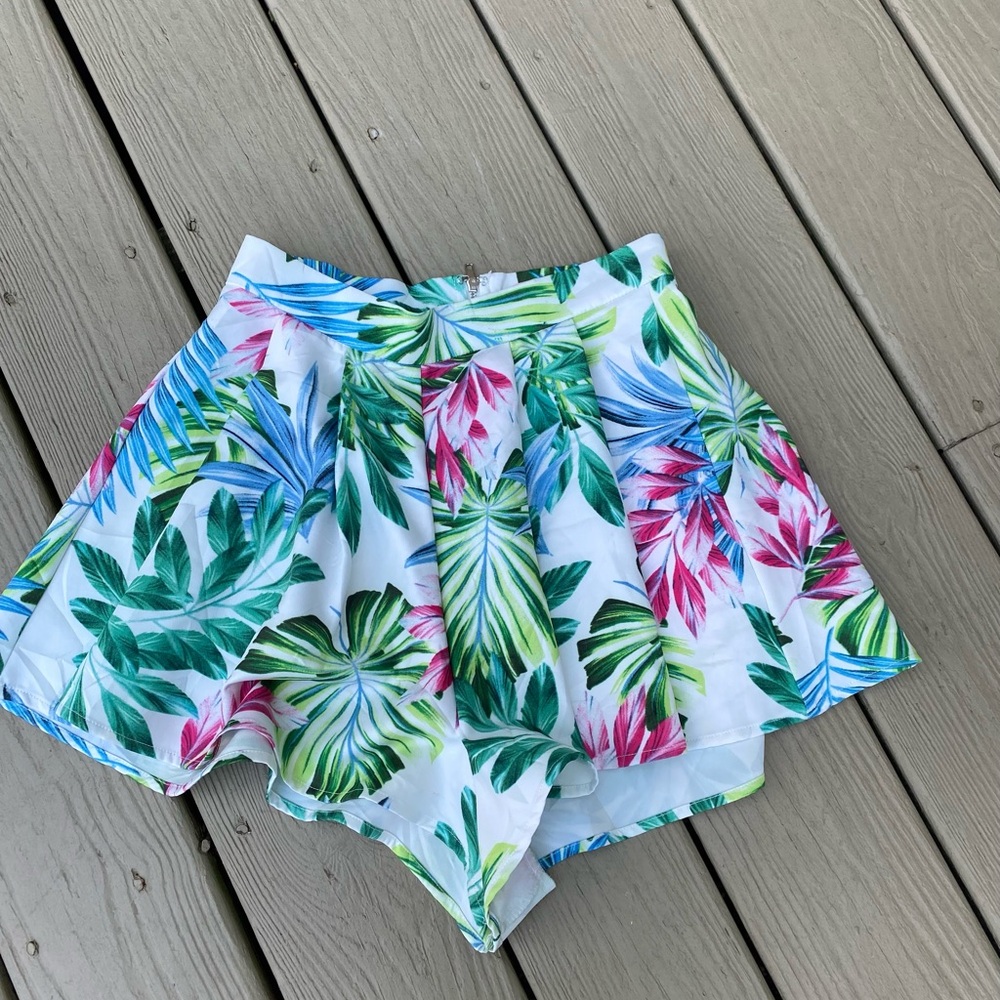 A. Peach - Lovely floral flare skort, exposed zipper large pleats back, Size: S